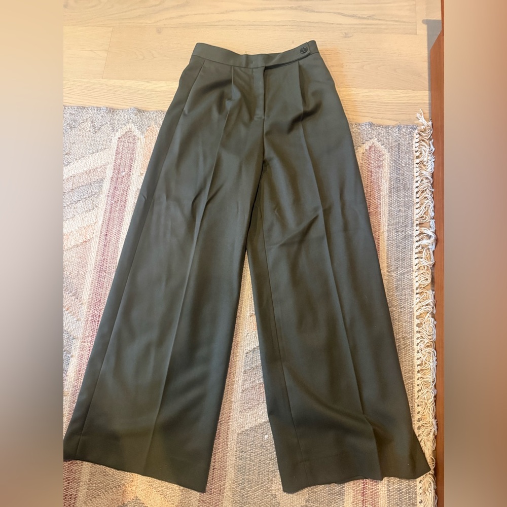 NWOT The Frankie Shop Kamila Wide Leg Trousers
Khaki -  Medium - Picture 3 of 7